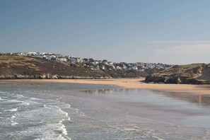 Beach nearby - Bright & Modern Townhouse, Private Parking (Cornwall)