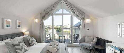 4 soverom, skrivebord, strykejern/-brett og reiseseng for barn