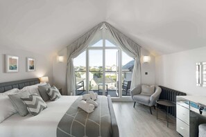 4 bedrooms, desk, iron/ironing board, travel cot - Bright & Modern Townhouse, Private Parking (Cornwall)