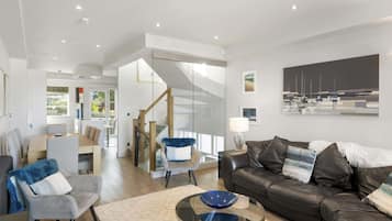 Una televisión, una oficina