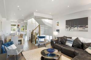 TV, offices - Bright & Modern Townhouse, Private Parking (Cornwall)