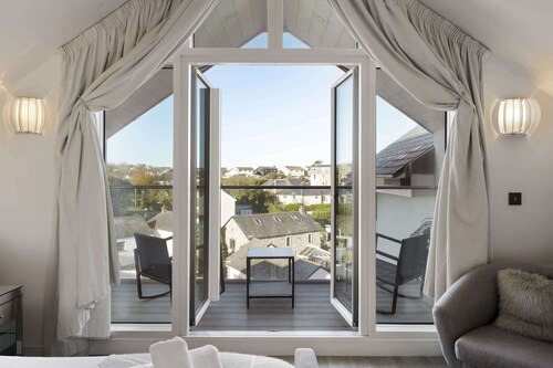 Bright & Modern Townhouse, Private Parking