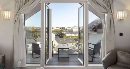 Bright & Modern Townhouse, Private Parking