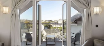 Bright & Modern Townhouse, Private Parking