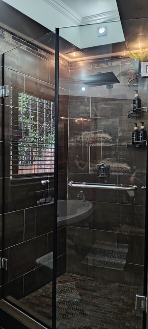 Shower, jetted bath, hair dryer, towels - Indulgent Escape, Jet Bath, Stunning Views & Boma Firepit -Retreat from the City (Roodepoort)
