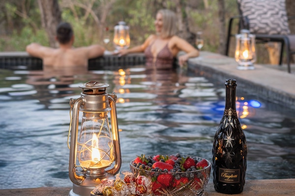 Piscina externa, espreguiçadeiras