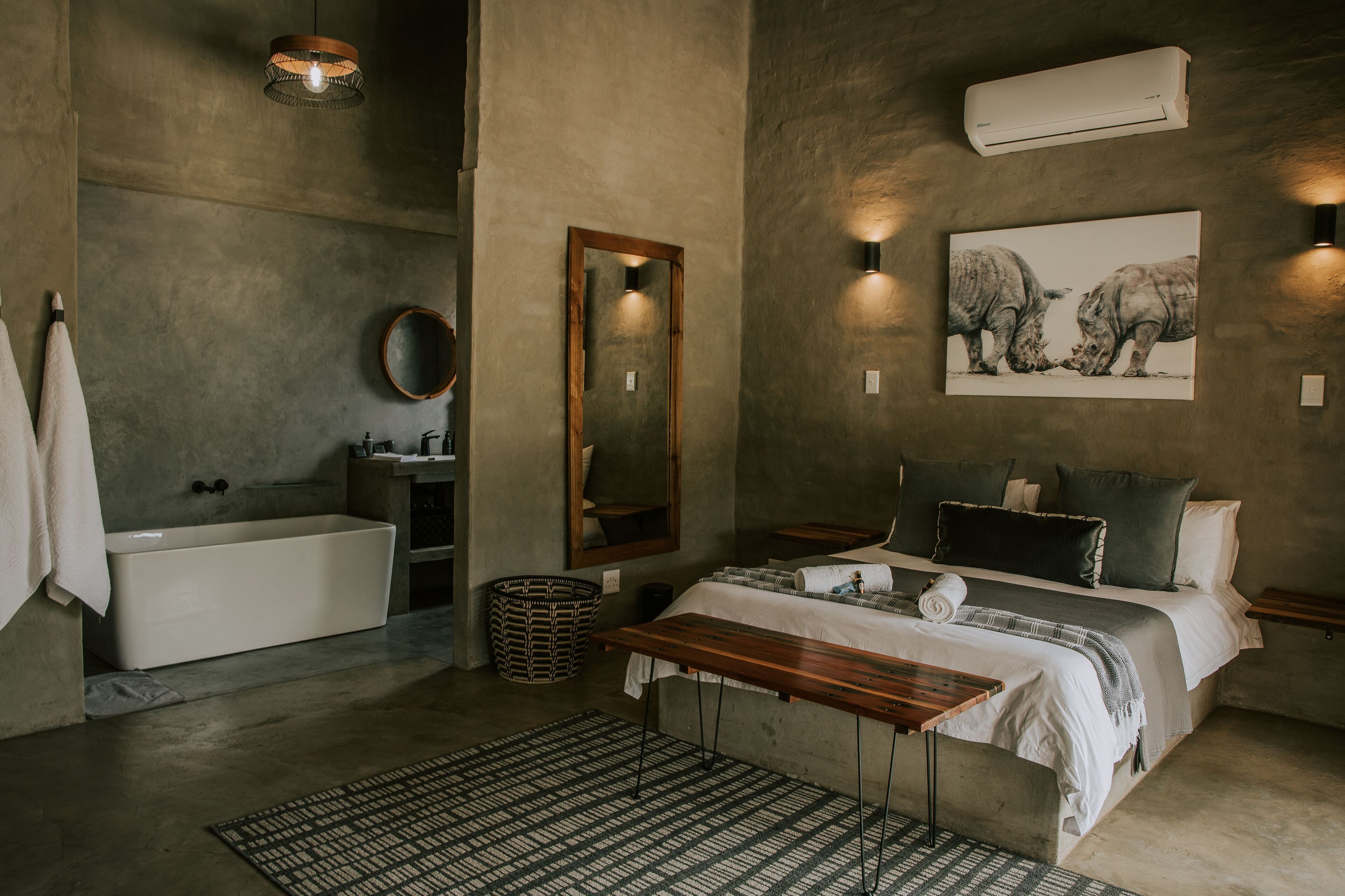 Un baño moderno con bañera, espejo y lavabo.