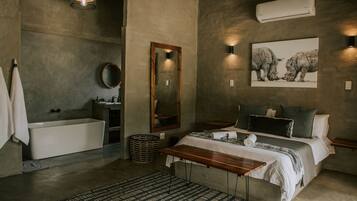 Un baño moderno con bañera, espejo y lavabo.