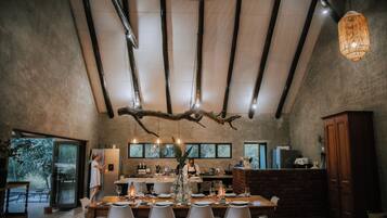 Villa de lujo, 4 habitaciones, patio | Cocina compartida | Refrigerador, microondas, horno y cafetera de espresso