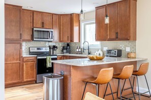 冷蔵庫、電子レンジ、オーブン、コンロ