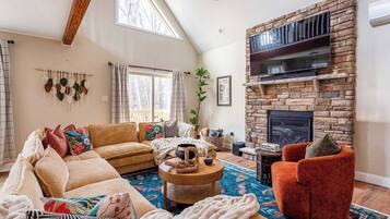 Télévision, cheminée, baby-foot