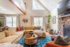 テレビ、暖炉、テーブルサッカー台