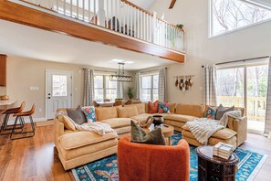 テレビ、暖炉、テーブルサッカー台