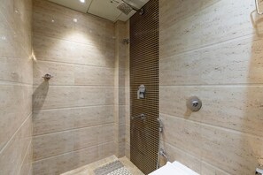 Serviettes fournies, savon, shampoing, papier toilette