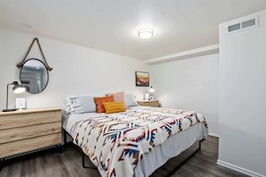 1 chambre, bureau, fer et planche à repasser, lit de bébé portatif