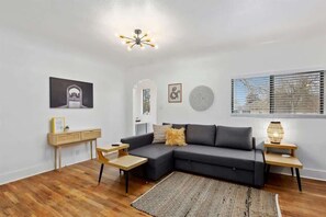 Télévision, cheminée, espaces bureaux