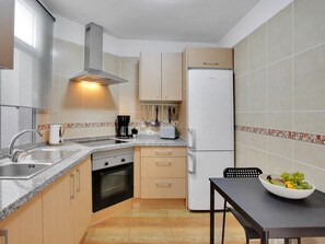 Kühlschrank, Mikrowelle, Ofen, Wasserkocher mit Kaffee-/Teezubehör