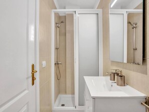 Shower, hair dryer, towels - Stunning View Penthouse, Big Terrace, Heated Pool (Los Cristianos)