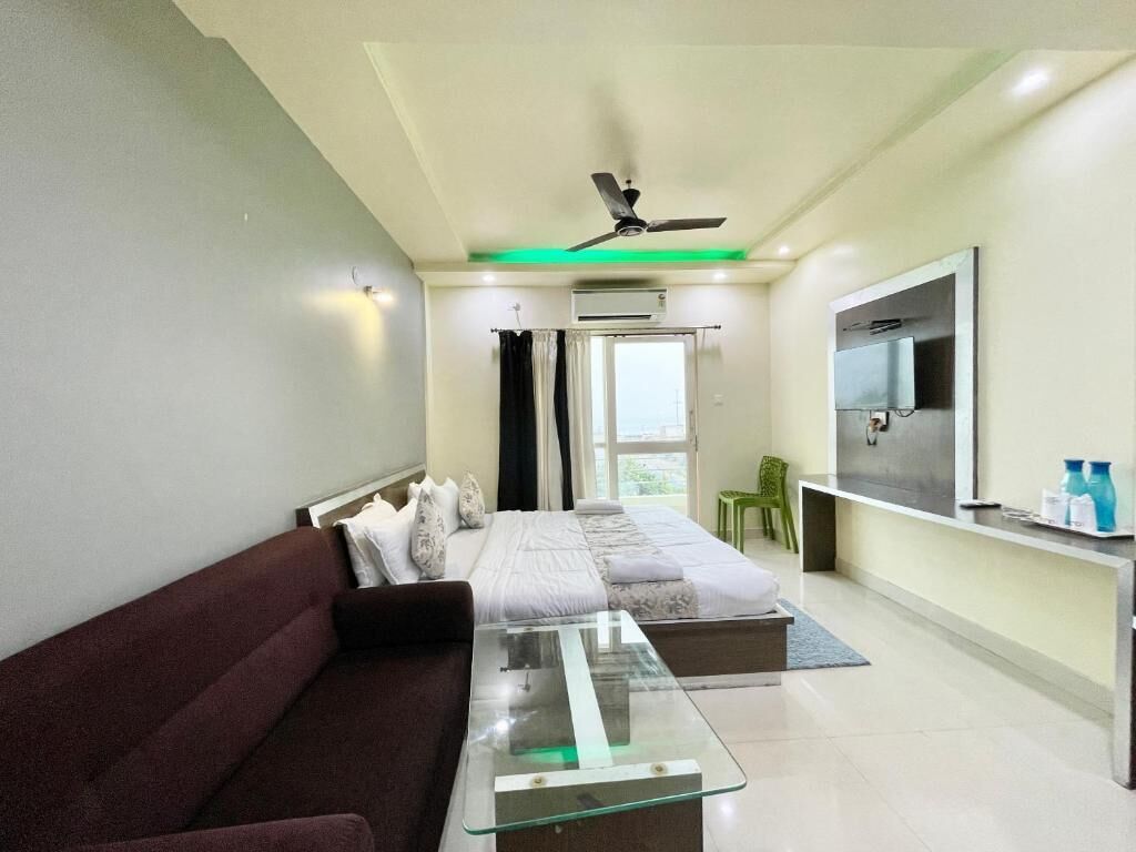 Desk, laptop workspace, soundproofing, free WiFi