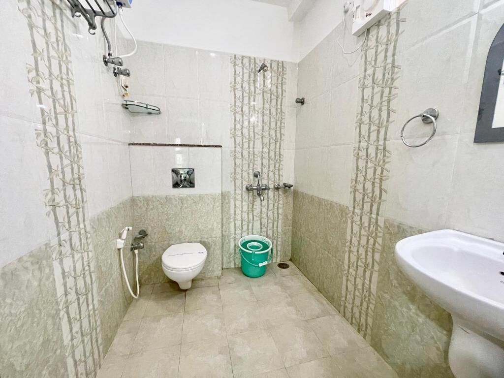 Un baño con inodoro, ducha y lavamanos.