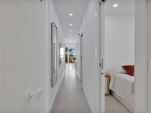 2 chambres, coffre-fort, fer et planche Ă repasser