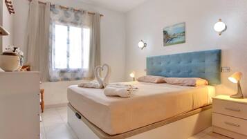 1 slaapkamer, een strijkplank/strijkijzer, gratis wifi, beddengoed