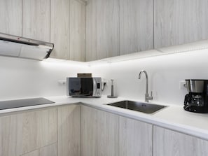 Kühlschrank, Mikrowelle, Wasserkocher mit Kaffee-/Teezubehör