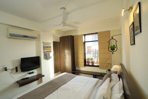 3 bedrooms, Egyptian cotton sheets, premium bedding, down duvets