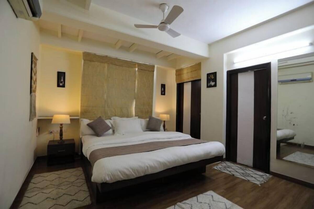 3 bedrooms, Egyptian cotton sheets, premium bedding, down comforters