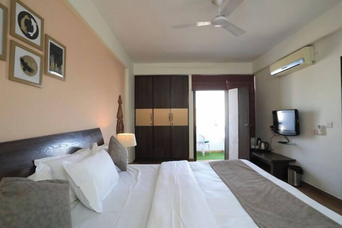 3 bedrooms, Egyptian cotton sheets, premium bedding, down comforters