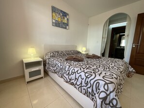 2 chambres, fer et planche à repasser, accès au Wi-Fi (inclus)