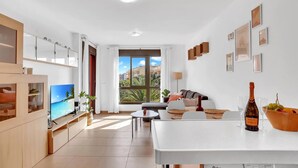 Una cucina moderna con zona pranzo, un'ampia finestra vista inclusa e forno a incasso.