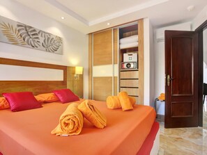 1 habitación, tabla de planchar con plancha, wifi gratis y ropa de cama 