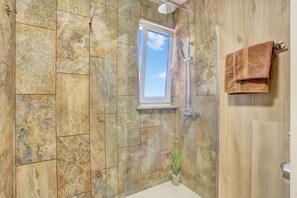 تجهيزات دش، مجففات شعر، مناشف