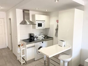 Fridge, microwave, oven, coffee/tea maker