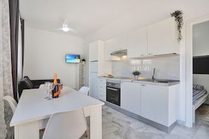 Fridge, microwave, oven, coffee/tea maker - The Stone Apartment, Los Gigantes, Heated Pool (Acantilados de Los Gigantes)