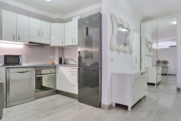 Réfrigérateur, micro-ondes, four, lave-vaisselle