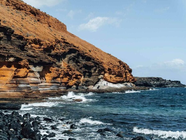A coastal landscape with rocky cliffs and the ocean. - Studio Eureka, Fiber, Pool (Arona)