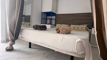 Tabla de planchar con plancha, wifi gratis, ropa de cama