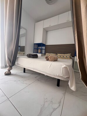 Iron/ironing board, free WiFi, bed sheets