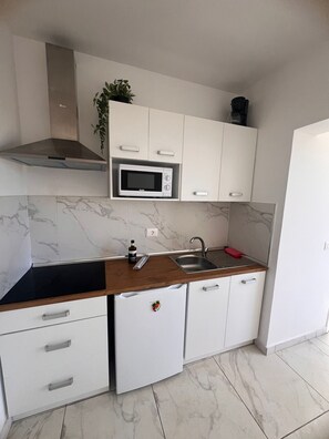 Geladeira, micro-ondas, cooktop, cafeteira/chaleira