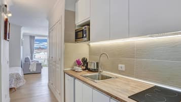 Kjøleskap, mikrobølgeovn, kaffetrakter/tekoker og vannkoker