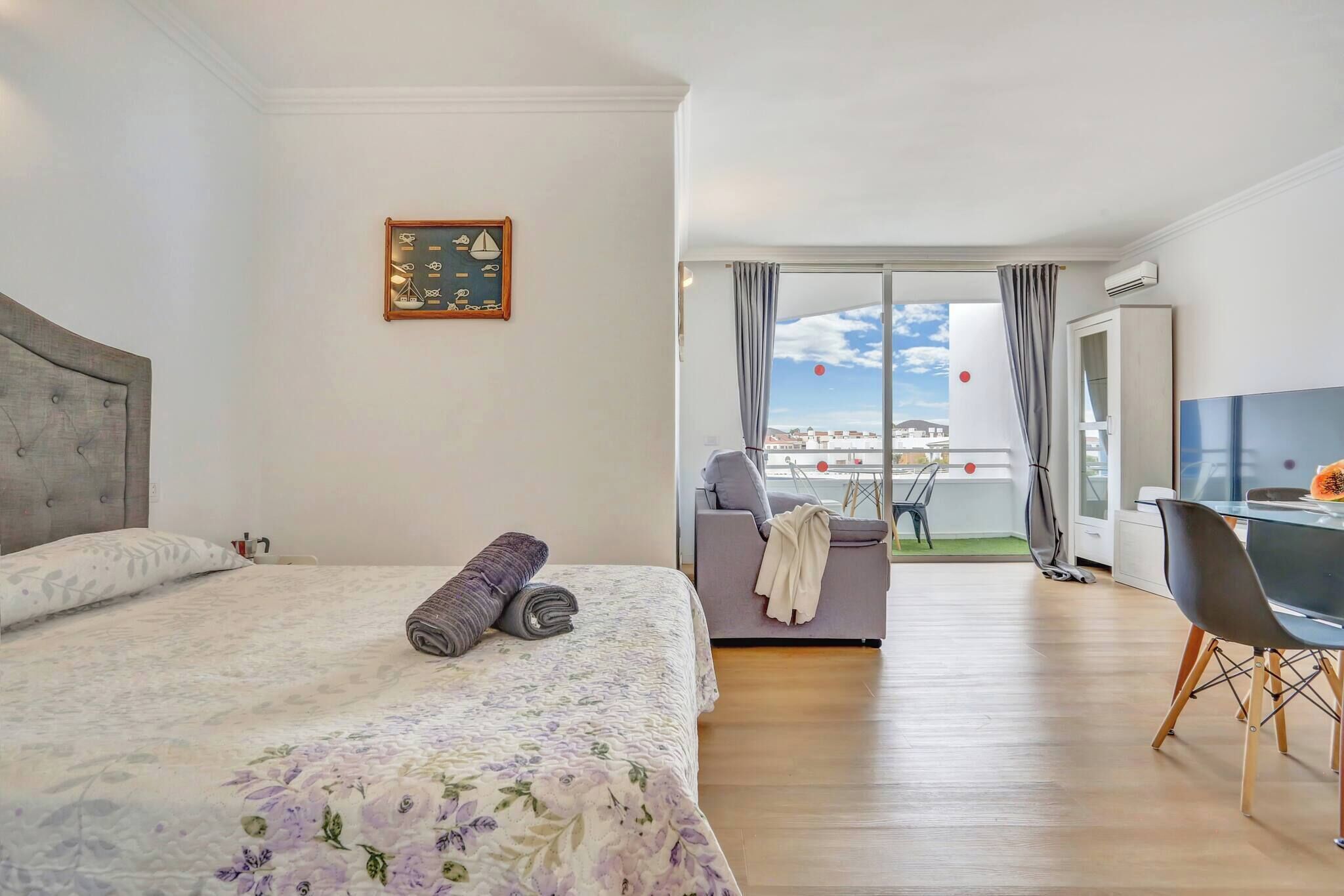 Een strijkplank/strijkijzer, gratis wifi, beddengoed