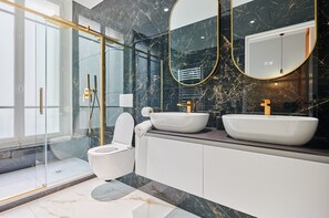 アパートメント | バスルーム | 浴槽、ヘアドライヤー、石鹸、シャンプー