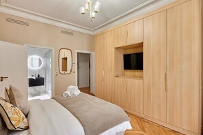 Apartamento | Espacio para trabajar con un portátil y tabla de planchar con plancha