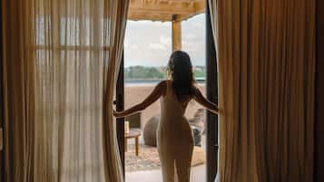 Villa Luxury, patio, vista piscina | Vista dalla camera