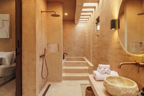 Villa luxueuse, patio, vue sur la piscine | Salle de bain | Articles de toilette (gratuits), séchoir à cheveux, bidet