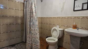 Departamento familiar, patio | Baño | Regadera, toallas, jabón, shampoo