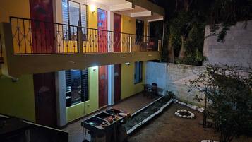 Vista frontal de la propiedad