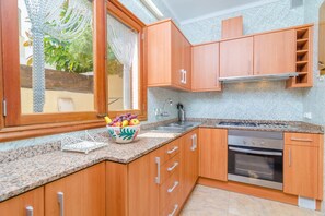 Microwave, oven, dishwasher, coffee/tea maker